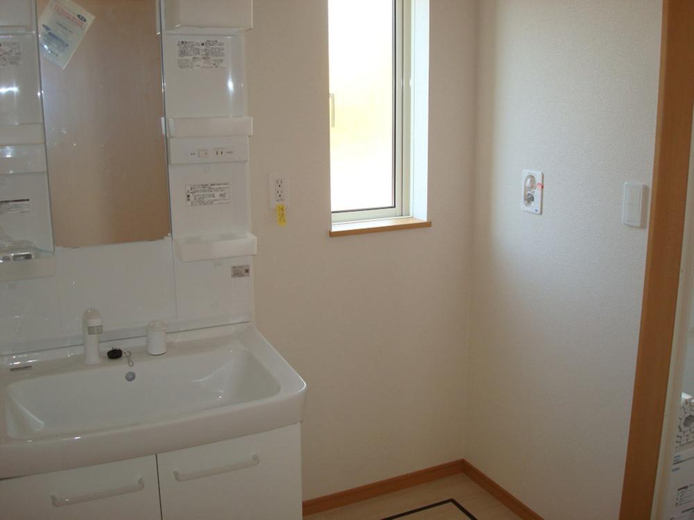 Wash basin, toilet.  [Same specifications ・ bathroom] Of course, with a window to wash room. Can also firmly and ventilation!