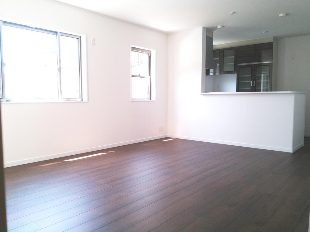 Living. Hearthstone in the family in the spacious bright living room.