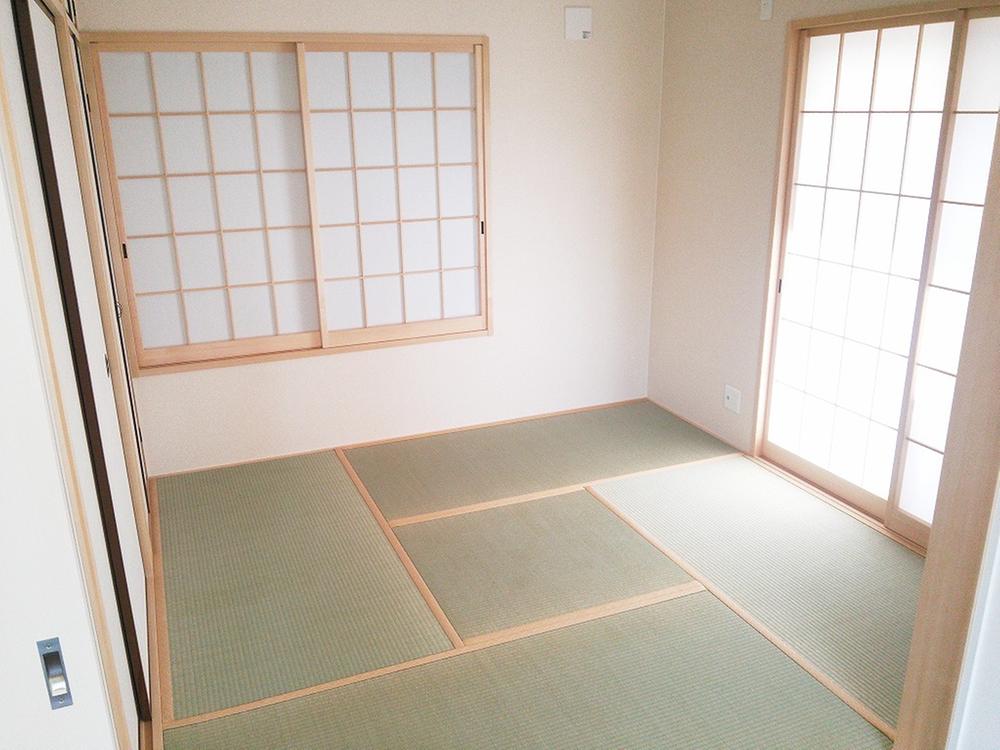 Other introspection. Bright Japanese-style room. It is a time of steep visitor worry.