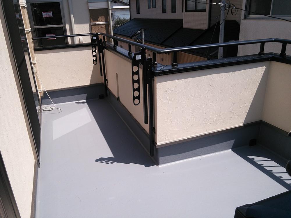 Balcony. It's such a big balcony. What about how to use Nante tea time in Berukoni at a table?