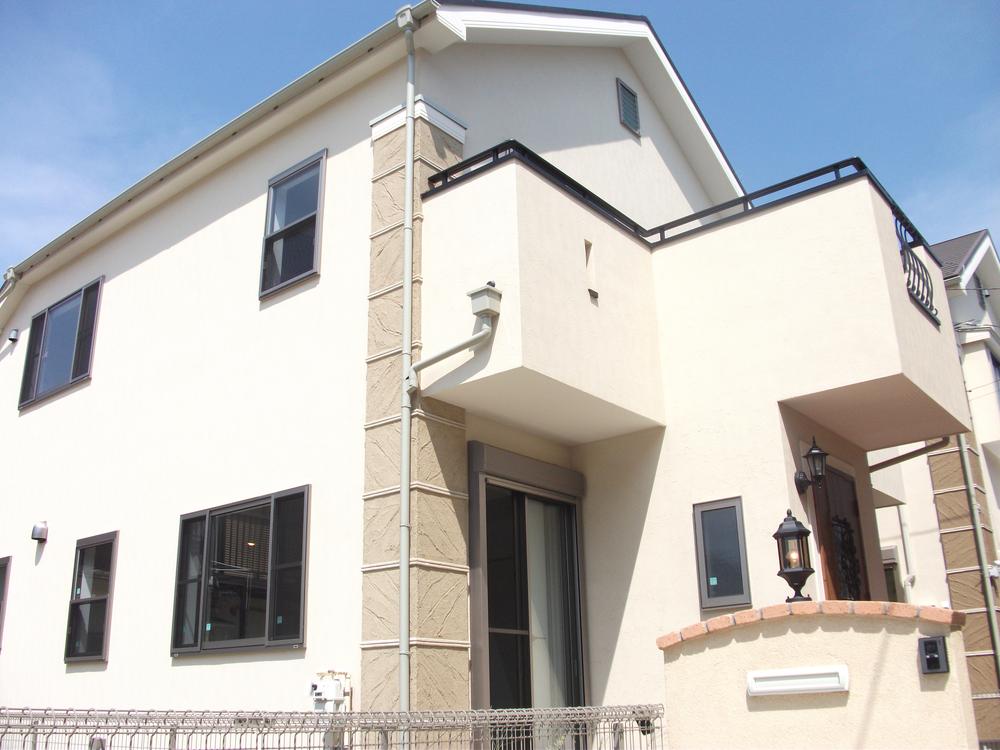 Weather resistance, We are using the excellent Joripaddo to scratch resistance. Since the craftsmen will continue to finish one by one buildings in the hand-painted I get in personality.