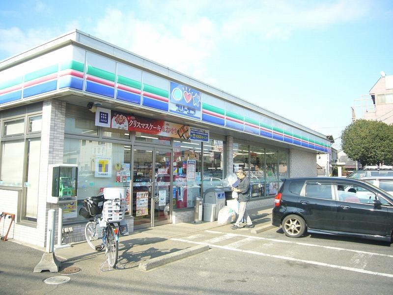 Convenience store. 1216m until the Three F Funabashi Sakigaoka shop