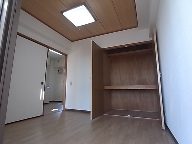 Other room space. 4.5 tatami of Western-style. There is storage capacity.