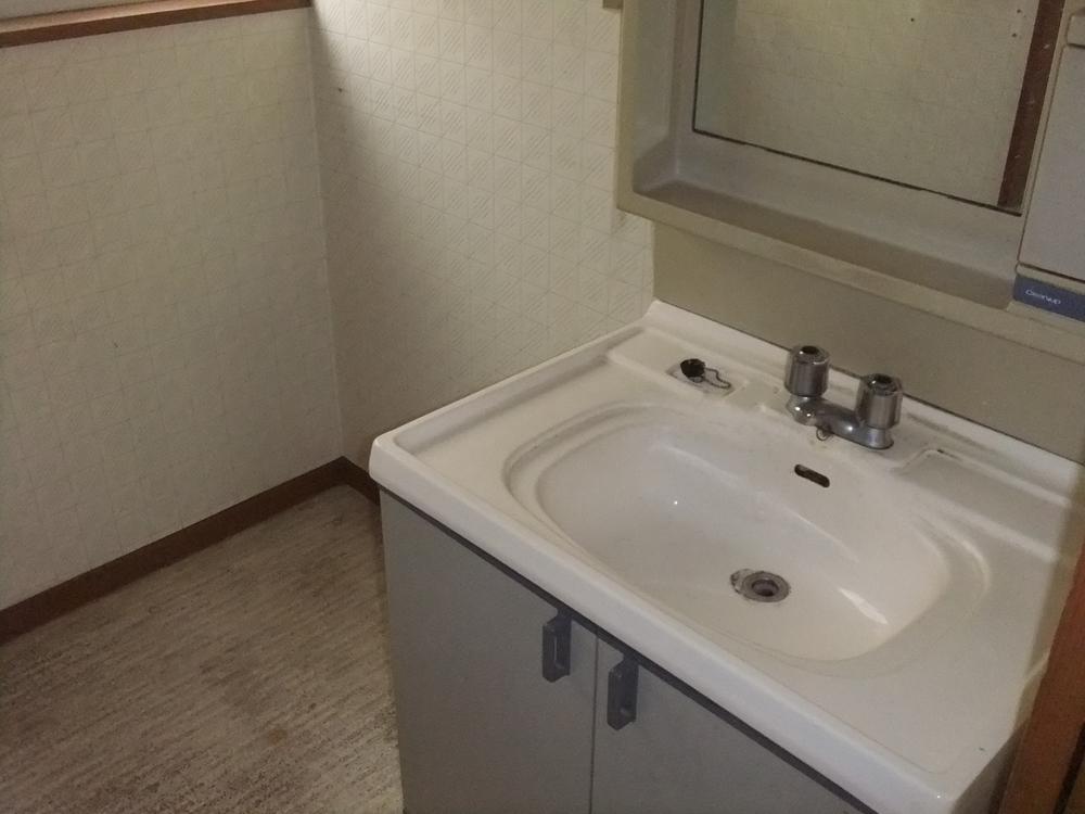 Wash basin, toilet. Indoor (11 May 2011) Shooting