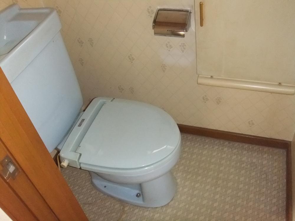 Toilet. Indoor (11 May 2011) Shooting