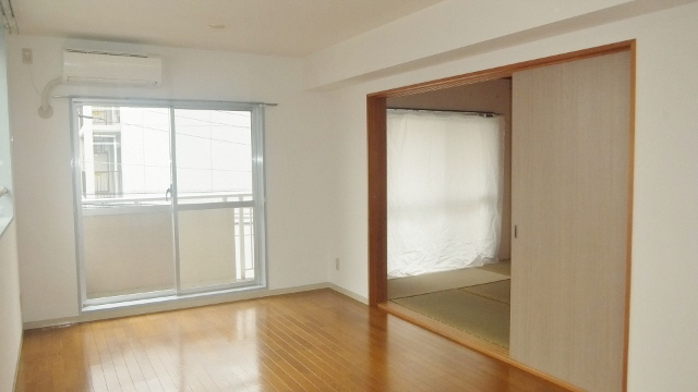 Living and room. You can use to open the sliding door to open