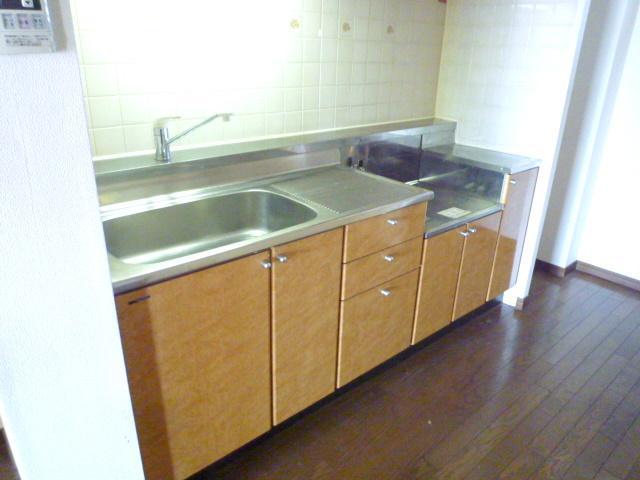 Kitchen. 2-neck is a gas stove can be installed.