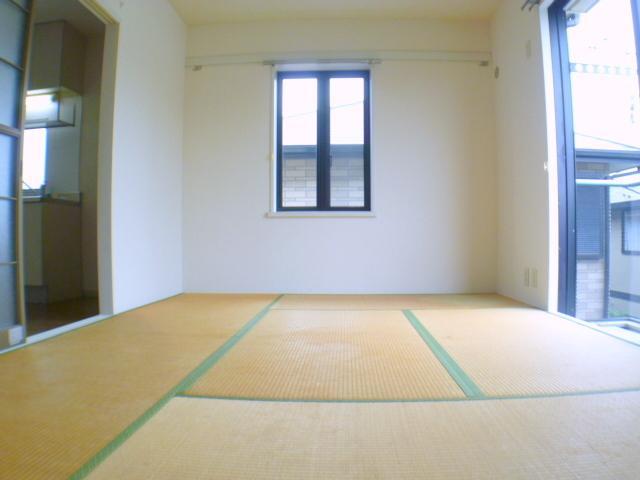 Living and room. Tatami will be replaced before occupancy