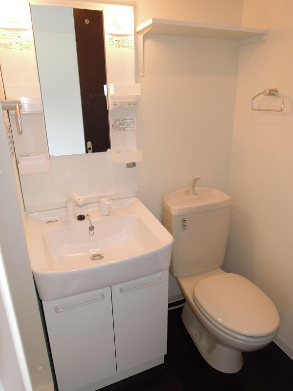 Washroom. Shampoo dresser with separate wash basin.