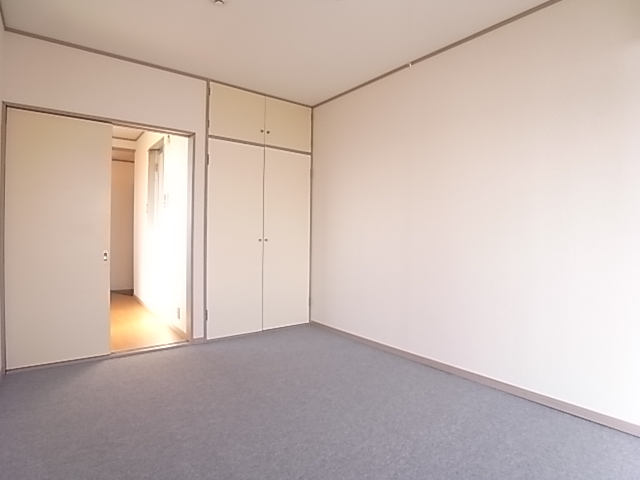 Living and room. Upper closet with storage large capacity.