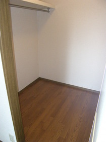 Living and room. Walk-in closet! !