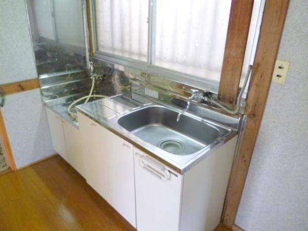 Kitchen. Water around the spread of the kitchen