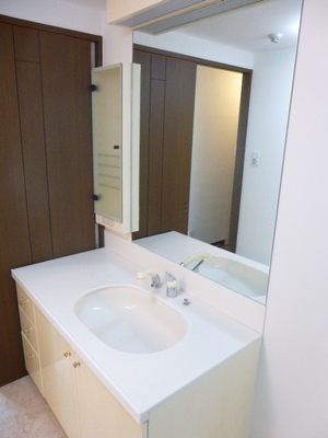 Washroom. Widely mirror is also large. Also with shampoo dresser ☆