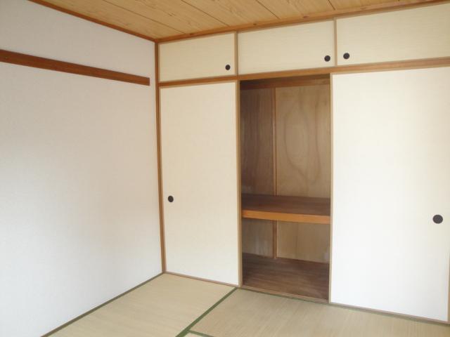 Living and room. Tatami is to be replaced after the sign up