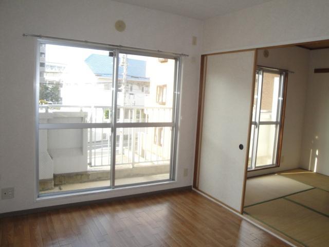 Living and room. It can also be used as a large LDK ☆ 