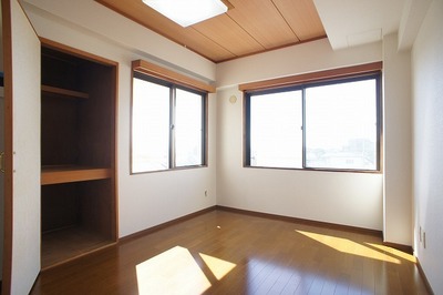 Living and room. It is a bright light enters from two sides.