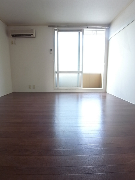 Living and room. Bright room in the east! It is life-friendly environment