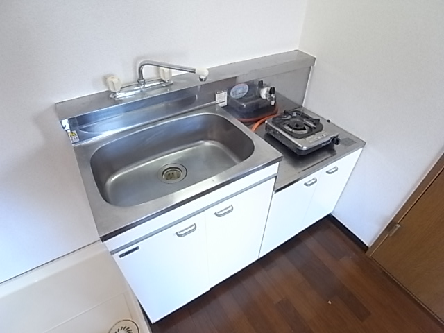 Kitchen. The kitchen is 2 lot gas stoves can be installed. 