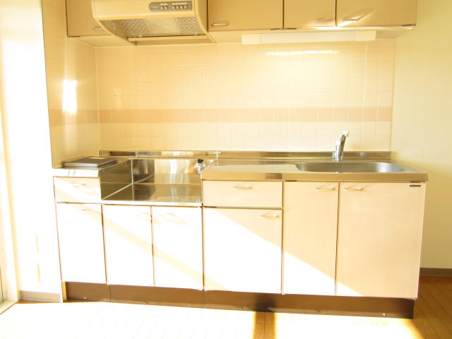 Kitchen.  ☆ Bright, easy-to-use kitchen facing the balcony ☆ 