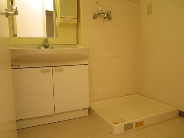 Washroom.  ☆ Laundry bread and large wash basin in the washroom ☆ 