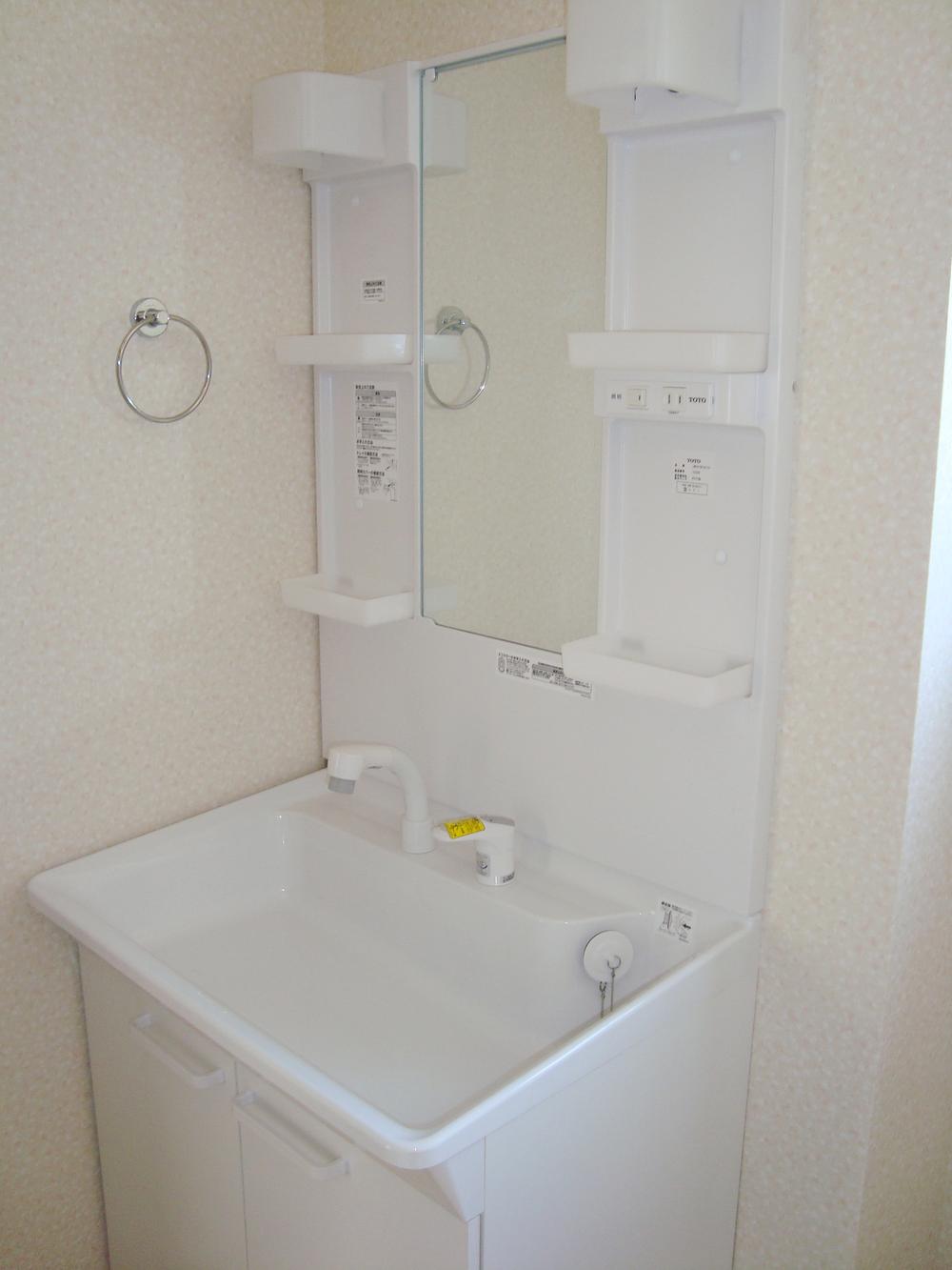 Same specifications photos (Other introspection). Washbasins easy to shelf are many storage