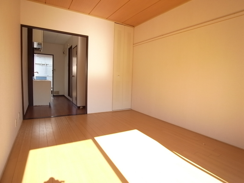 Living and room. Convenience store is also convenient to the very life and a 2-minute walk ☆