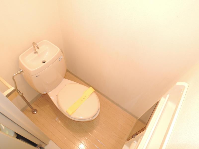 Toilet. It is beautifully cleaning being completed