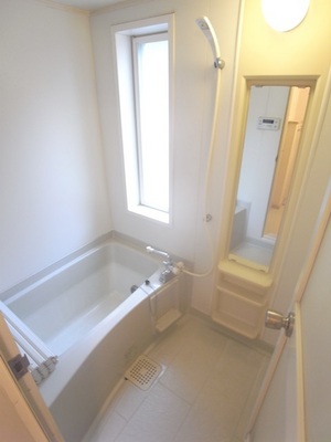 Bath. ventilation ・ With a convenient window to daylight. Bathing with a economical add-fired function. 