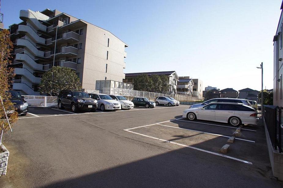 Parking lot. In the back of the building is on-site parking (free there is 6000 yen)