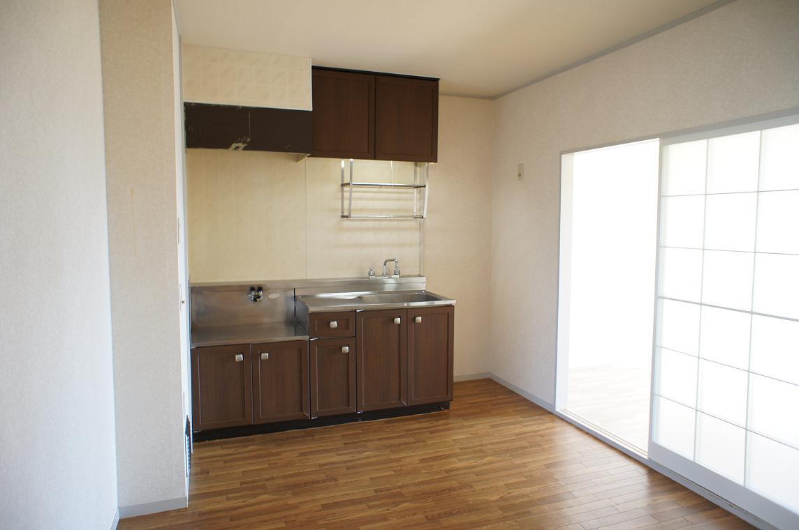 Kitchen. Two-burner gas stove can be installed!