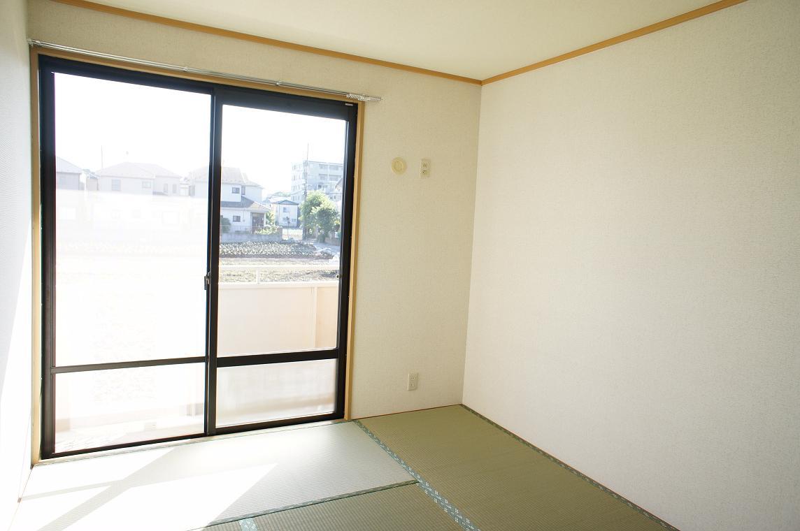 Living and room. It is a good south-facing Japanese-style room per yang