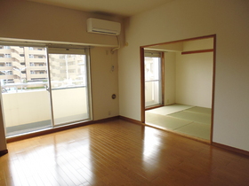 Living and room. Very spacious room.