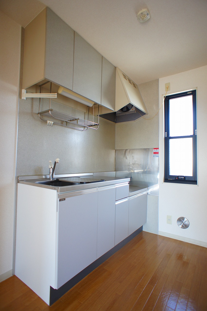 Kitchen. 2-neck is a gas stove can be installed