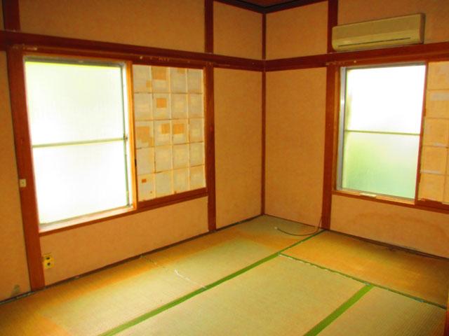 Living. Japanese-style room from the old days that has come out of the pillars