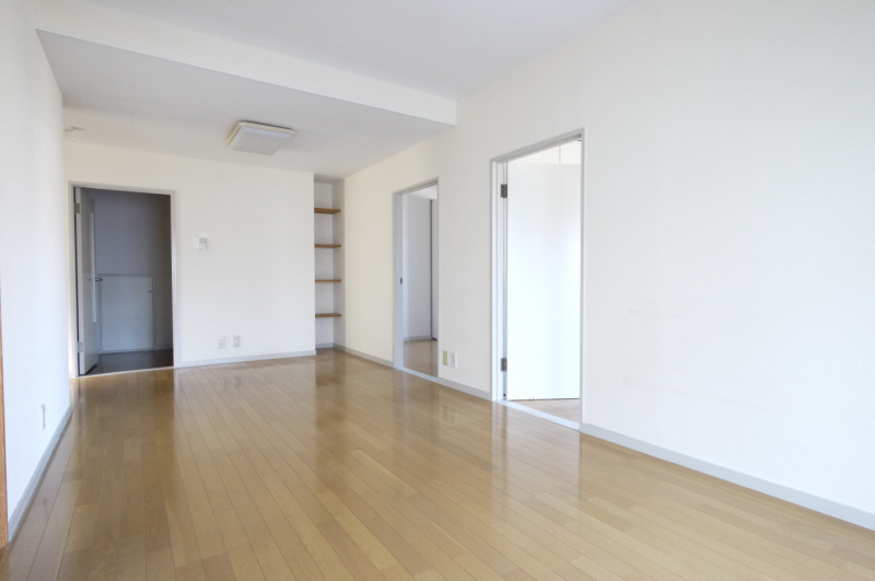 Living and room. Bright room in the southwest-facing! It is life-friendly environment