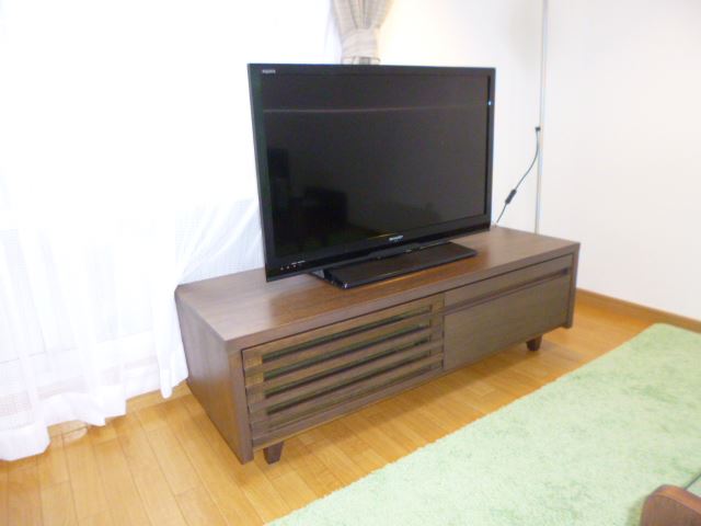 Living and room. 32-inch TV, TV stand