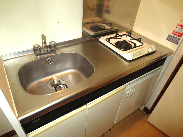 Kitchen. 1-neck with gas stove