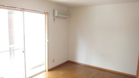 Living and room. It is a quiet residential area. 