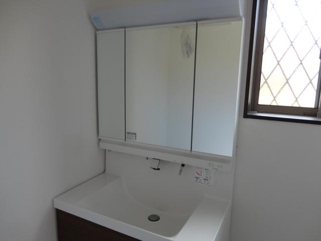 Wash basin, toilet. 1 Building