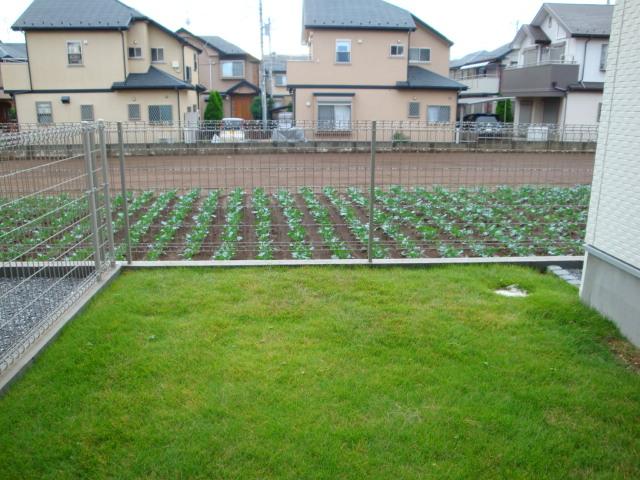 Garden. Garden of green grass is visible from the living room and a Japanese-style room.