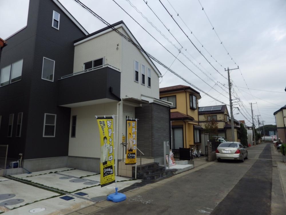 Local photos, including front road. Garage in the spacious and bright road is also a breeze.