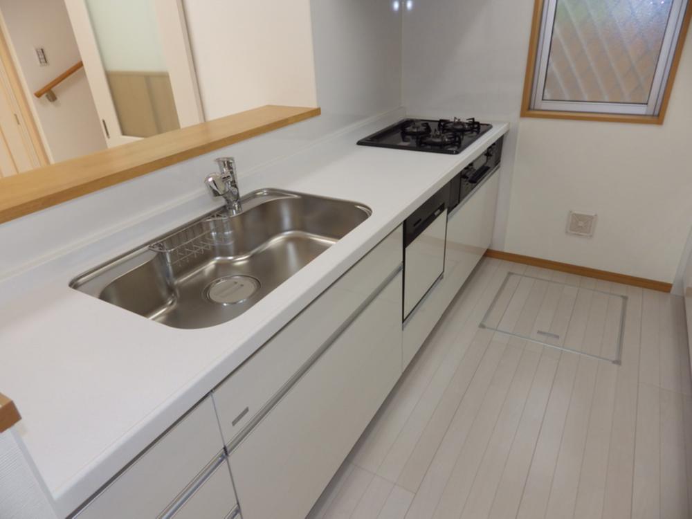 Kitchen. Dishwasher, Comes with a cupboard (cupboard) is behind.