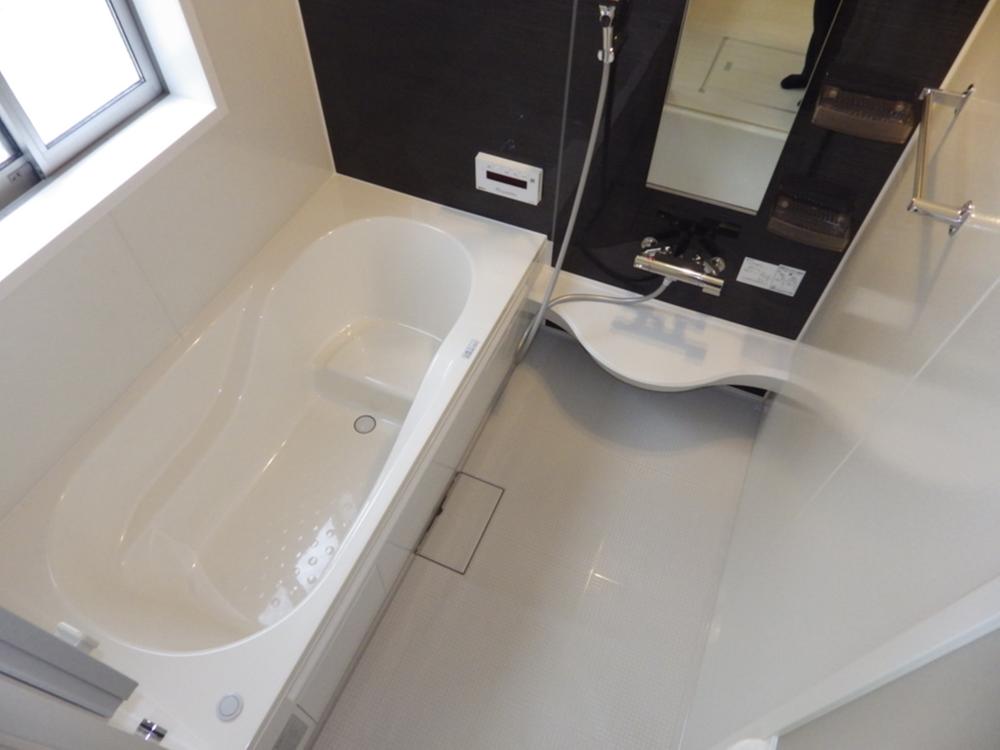 Bathroom. Spacious 1 pyeong unit bus with micro whirlpool.