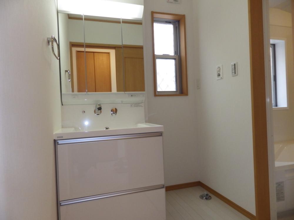 Wash basin, toilet. Three-sided mirror vanity chose the ones slightly larger.