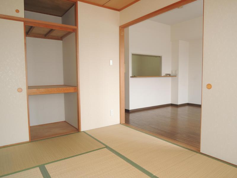 Other room space. Japanese-style room to settle