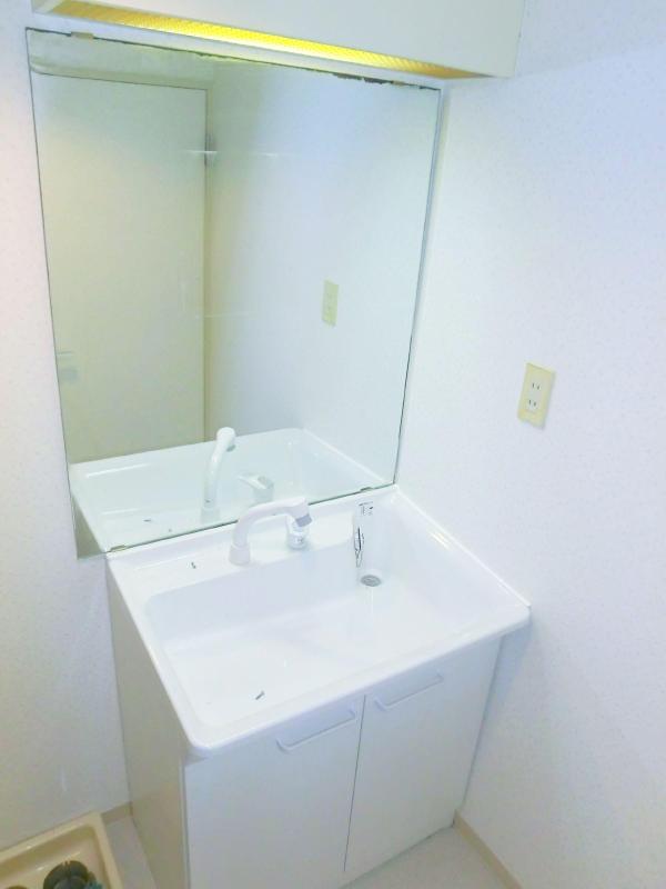 Washroom. Independent wash basin with a large mirror