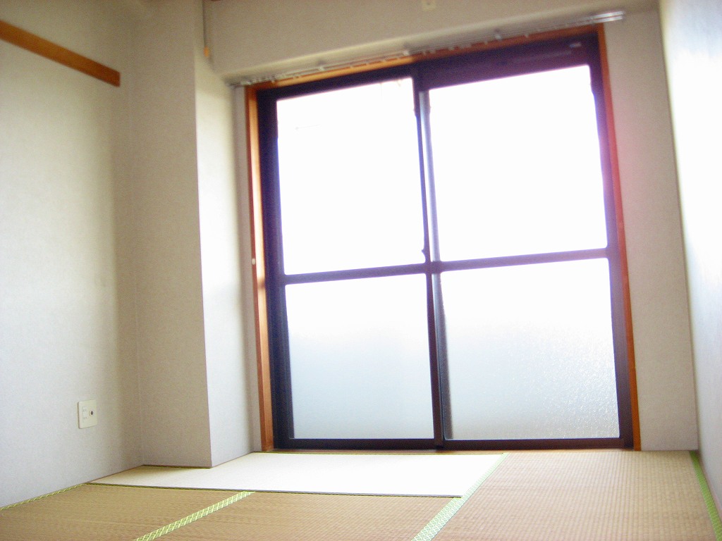 Entrance. There is also the brightness in the Japanese-style room. 