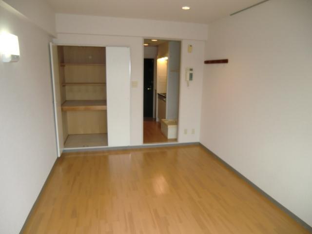 Living and room. Double bed also put spacious 7.6 tatami rooms