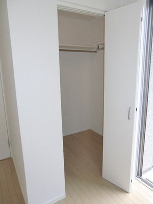 Receipt. Walk-in closet that can store plenty