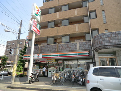 Convenience store. Seven-Eleven (convenience store) up to 100m